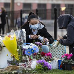To kvinder fra Little Village-samfundet passer til mindesmærket for Adam Toledo, der ligger nær 24th St. og Sawyer Ave. Torsdag den 15. april 2021 i Chicago. Adam Toledo, en 13-årig Chicago-dreng ser ud til at have tabt en pistol og begyndt at løfte sine hænder mindre end et sekund, før en politibetjent skød og dræbte ham i sidste måned, optagelser udgivet torsdag under pres fra lokalsamfundet.