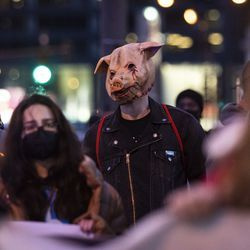 Snesevis af demonstranter marcherer ned ad Michigan Avenue i Loop, efter at byen Chicago offentliggjorde videoerne af 13-årige Adam Toledo, der blev dødeligt skudt af en politibetjent i Chicago, torsdag aften den 15. april 2021. Toledo blev skudt ihjel af en betjent den 29. marts i en gyde vest for 2300-blokken på South Sawyer Avenue i Little Village på Southwest Side.