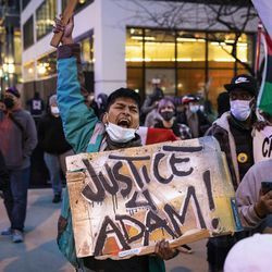 Snesevis af demonstranter marcherer ned ad Magnificent Mile, efter at byen Chicago offentliggjorde videoerne af den 13-årige Adam Toledo, der blev dødeligt skudt af en politibetjent i Chicago, torsdag aften den 15. april 2021. Toledo blev skudt ihjel af en betjent d. 29. marts i en gyde vest for 2300 blokken af ​​South Sawyer Avenue i Little Village på Southwest Side.