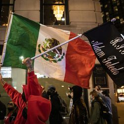 Snesevis af demonstranter marcherer ned ad Magnificent Mile, efter at byen Chicago offentliggjorde videoerne af den 13-årige Adam Toledo, der blev dødeligt skudt af en politibetjent i Chicago, torsdag aften den 15. april 2021. Toledo blev skudt ihjel af en betjent d. 29. marts i en gyde vest for 2300 blokken af ​​South Sawyer Avenue i Little Village på Southwest Side.