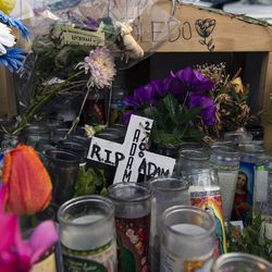 Et mindesmærke for Adam Toledo, der ligger nær 24th St. og Sawyer Ave, ses nær det sted, hvor Adam Toledo blev skudt og dræbt af politiet torsdag den 15. april 2021 i Chicago. Adam Toledo, en 13-årig Chicago-dreng ser ud til at have tabt en pistol og begyndt at løfte sine hænder mindre end et sekund, før en politibetjent skød og dræbte ham i sidste måned, optagelser udgivet torsdag under pres fra lokalsamfundet.