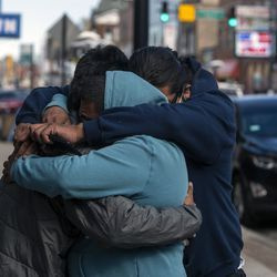 Baltazar Enriquez, Kristian Armendariz og Enrique Enriquez omfavner hinanden, efter kropskameraoptagelserne af Chicagos politi, der dræber Adam Toledo, blev frigivet torsdag den 15. april 2021 i Chicago. En 13-årig Chicago-dreng ser ud til at have tabt en pistol og begyndt at løfte sine hænder mindre end et sekund, før en politibetjent skød og dræbte ham i sidste måned, viser optagelser, der blev offentliggjort torsdag under pres fra lokalsamfundet.