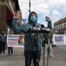 Baltazar Enriquez holder sine hænder op, mens han taler med journalister, efter at kropskameraoptagelserne af Chicago-politiet, der dræber Adam Toledo, blev frigivet torsdag den 15. april 2021 i Chicago. En 13-årig Chicago-dreng ser ud til at have tabt en pistol og begyndt at løfte sine hænder mindre end et sekund, før en politibetjent skød og dræbte ham i sidste måned, viser optagelser, der blev offentliggjort torsdag under pres fra lokalsamfundet.