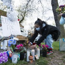 En kvinde fra Little Village-samfundet passer til mindesmærket for Adam Toledo, der ligger nær 24th St. og Sawyer Ave. Torsdag den 15. april 2021 i Chicago. Adam Toledo, en 13-årig Chicago-dreng ser ud til at have tabt en pistol og begyndt at løfte sine hænder mindre end et sekund, før en politibetjent skød og dræbte ham i sidste måned, optagelser udgivet torsdag under pres fra lokalsamfundet.
