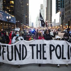 Snesevis af demonstranter marcherer ned ad Michigan Avenue i Loop, efter at byen Chicago offentliggjorde videoerne af 13-årige Adam Toledo, der blev dødeligt skudt af en politibetjent i Chicago, torsdag aften den 15. april 2021. Toledo blev skudt ihjel af en betjent den 29. marts i en gyde vest for 2300-blokken på South Sawyer Avenue i Little Village på Southwest Side.