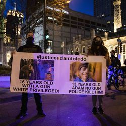Snesevis af demonstranter marcherer ned ad Magnificent Mile, efter at byen Chicago offentliggjorde videoerne af den 13-årige Adam Toledo, der blev dødeligt skudt af en politibetjent i Chicago, torsdag aften den 15. april 2021. Toledo blev skudt ihjel af en betjent d. 29. marts i en gyde vest for 2300 blokken af ​​South Sawyer Avenue i Little Village på Southwest Side.