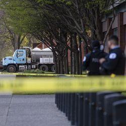 En byplov sidder nær Chicagos politihovedkvarter som svar på udgivelsen af ​​kropskameraoptagelserne, der viser politiet dræbe Adam Toledo torsdag den 15. april 2021 i Chicago. Adam Toledo, en 13-årig Chicago-dreng ser ud til at have tabt en pistol og begyndt at løfte sine hænder mindre end et sekund, før en politibetjent skød og dræbte ham i sidste måned, optagelser udgivet torsdag under pres fra lokalsamfundet.