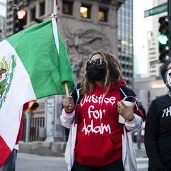 Snesevis af demonstranter marcherer ned ad Michigan Avenue i Loop, efter at byen Chicago offentliggjorde videoerne af 13-årige Adam Toledo, der blev dødeligt skudt af en politibetjent i Chicago, torsdag aften den 15. april 2021. Toledo blev skudt ihjel af en betjent den 29. marts i en gyde vest for 2300-blokken på South Sawyer Avenue i Little Village på Southwest Side.