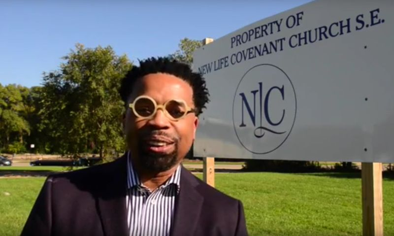 Pastor John F. Hannah, een bondgenoot van burgemeester Rahm Emanuel, is voorzitter van de non-profitorganisatie die het handvest voor de nieuwe school zou beheren. | Sun-Times-bestanden