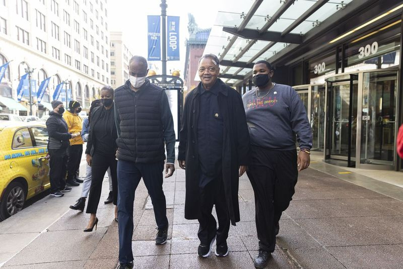 Časnik Jesse Jackson se v četrtek, 4. novembra 2021, pred Univerzo v Illinoisu v Chicagu vrača k svojemu vozilu, potem ko se je pojavil v podporo Združenju črnih študentov prava Chicago Law School. | Anthony Vazquez/Sun-Times