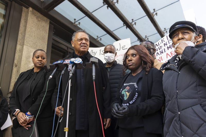 Časnik Jesse Jackson govori v podporo Združenju črnih študentov prava Univerze Illinois Chicago proti profesorju prava, Jasonu Kilbornu, v četrtek, 4. novembra 2021, zunaj pravne fakultete Univerze v Illinoisu v Chicagu. | Anthony Vazquez/Sun-Times