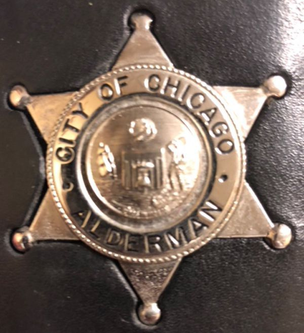Alle leden van de Chicago City Council krijgen badges en mogen wapens dragen. Zij zijn aangewezen vredesofficieren. | Mits