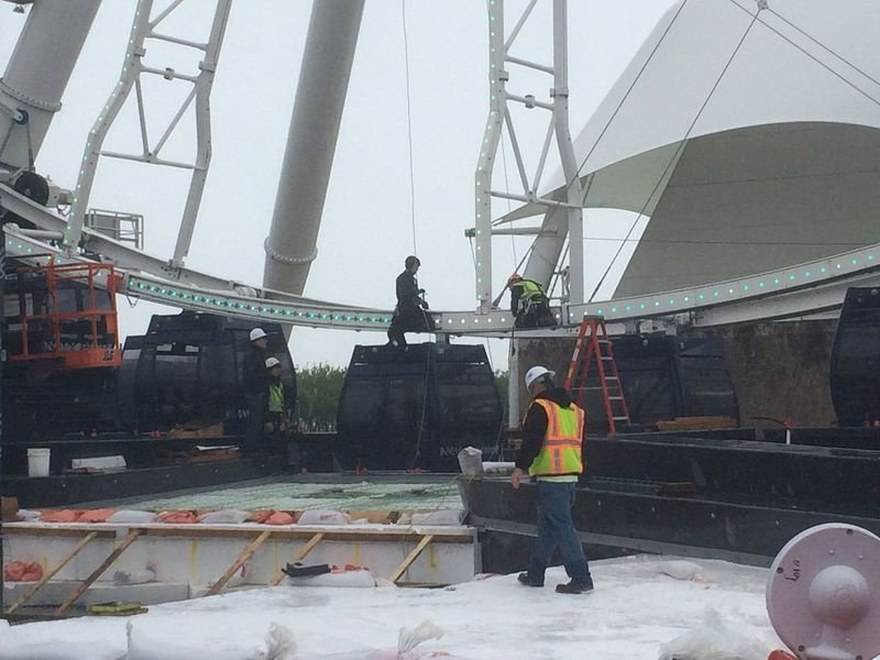 Kerja diteruskan pada Centennial Wheel, yang dijadualkan dibuka pada tengah hari pada 27 Mei, walaupun tiket mula dijual seminggu lebih awal. | Stefano Esposito/Sun-Times