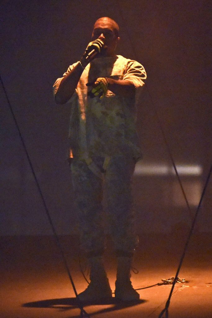 Κατά καιρούς, ο φωτισμός έκανε τον Kanye West σχεδόν να εξαφανιστεί στην ομίχλη κατά τη διάρκεια της συναυλίας του στο United Center την Παρασκευή, 7 Οκτωβρίου 2016, στο Σικάγο. (Φωτογραφία από τον Rob Grabowski/Invision/AP)