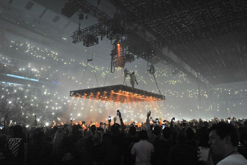 Ο Kanye West κατεβαίνει στην αρένα στο United Center την Παρασκευή, 7 Οκτωβρίου 2016, στο Σικάγο. (Φωτογραφία από τον Rob Grabowski/Invision/AP)