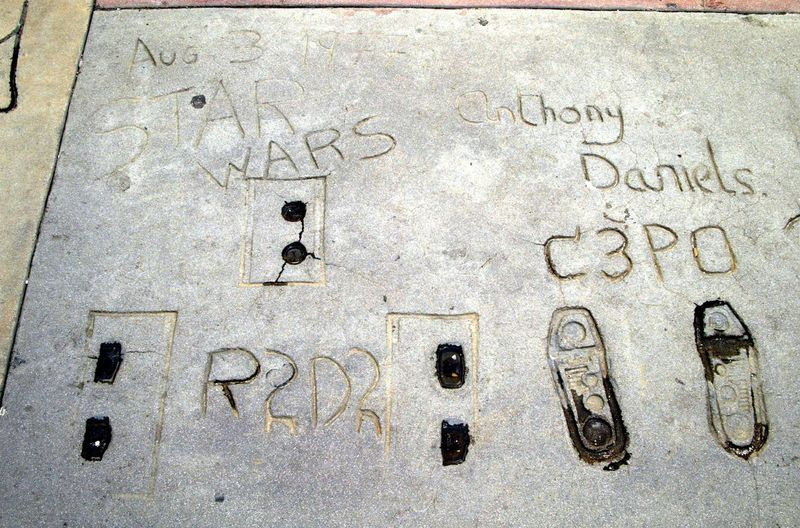 Los robots de Star Wars R2-D2, C-3PO y las impresiones de Anthony Daniels (la voz de C-3P0) se ven afuera del Grauman