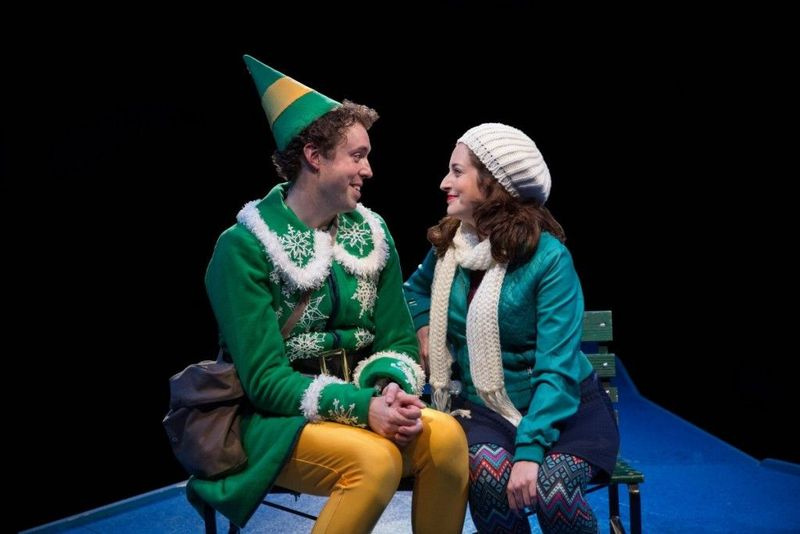 Alex Goodrich y Dara Cameron en la producción de Elf en el Marriott Theatre. (Foto: Liz Lauren)
