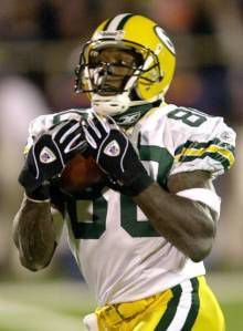 Široký prijímač Green Bay Packer Donald Driver zachytil touchdownovú prihrávku od rozohrávača Bretta Favrea a dosiahol prvý gól proti Chicago Bears počas prvej štvrtiny zápasu NFC na Memorial Stadium v ​​Champaign, Illinois, pondelok 7. októbra 2002. (AP