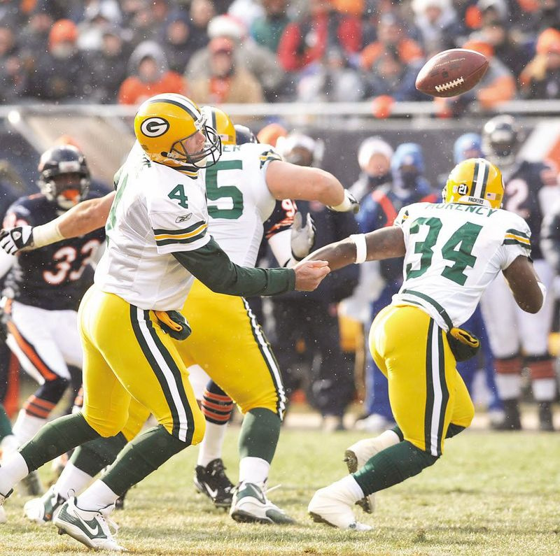 GREEN BAY, WI – 10. SEPTEMBER: Danieal Manning č. 38 z Chicago Bears vybehol s loptou do poľa po tom, čo 10. septembra 2006 na ihrisku Lambeau Field v Green Bay vo Wisconsine zachytil Bretta Favrea z Green Bay Packers. Bears porazili Packers 26:0.