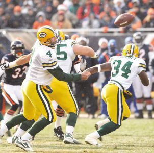 23. 12. 2007 – Chicago Bears hostí Green Bay Packers – rozohrávač Green Bay Brett Favre v prvom štvrťroku tápa v strede – fotografia Sun-Times od Toma Cruzea