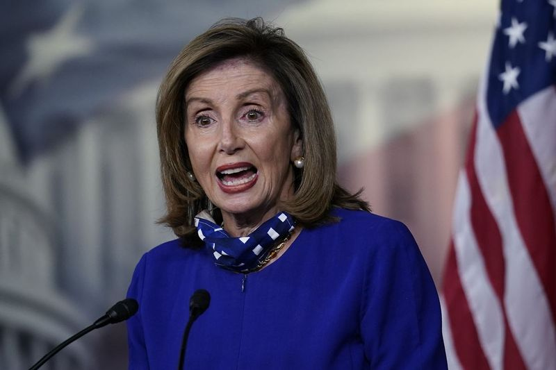Przemawiająca w Domu Nancy Pelosi, D-Calif., przemawia podczas konferencji prasowej na Kapitolu w Waszyngtonie, czwartek, 27 sierpnia 2020 r.