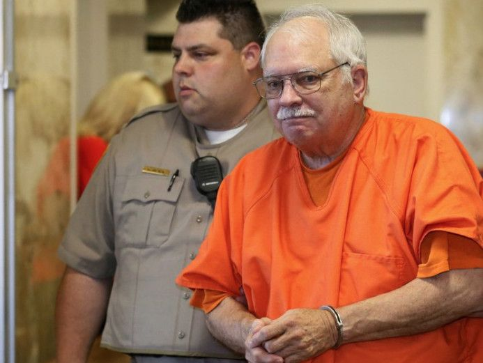 Nekdanji policaj Oklahome Robert Bates (desno) o tem, da je bil bel policaj, zaprt zaradi umora črnca: Večino časa ste zaprti. Prebila sem se do tega, da so me izpustili. | AP