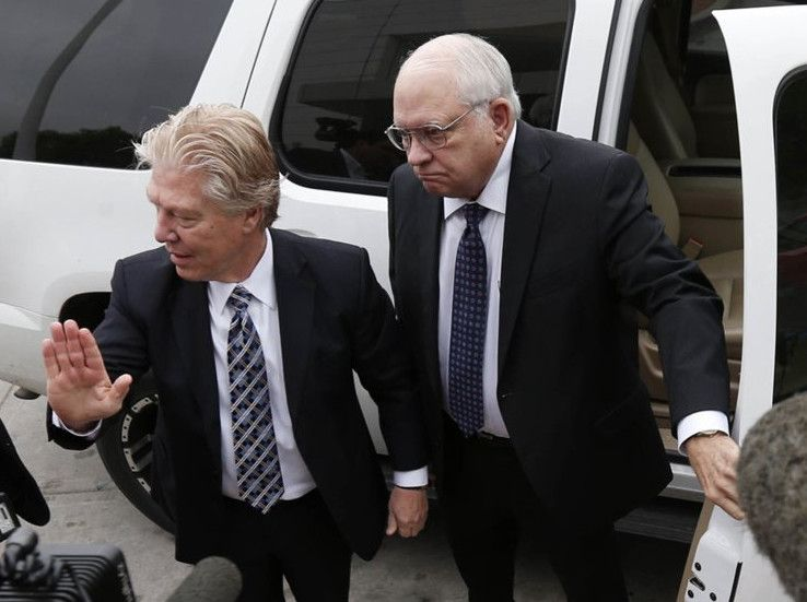 Odvetnik Tulsa Clark Brewster (levo) spremlja svojo stranko Roberta Batesa, ko prispe v zapor okrožja Tulsa 14. aprila 2015. | AP
