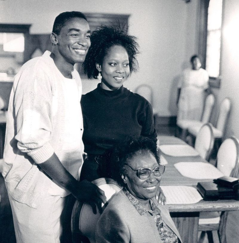 Isiah Thomas og moren hans, Mary Thomas (sittende), vises i 1989 med skuespillerinnen Alfre Woodard, som portretterte Mary Thomas i en TV-film. | Sun-Times bibliotek