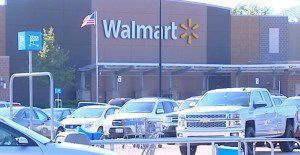 Północne przedmieście Walmart, gdzie funkcjonariusz policji w Round Lake Beach został potrącony przez samochód w niedzielne popołudnie. | Sieciowe produkcje wideo