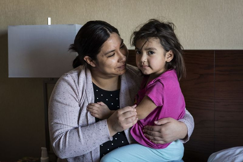 April Ibanez, 29, a její 3letá dcera Ruby, v pátek odpoledne 4. prosince 2020 v pokoji, ve kterém spolu žijí asi tři týdny v hotelu Jaslin v čínské čtvrti.