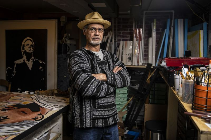 Juan Lugo, 58, ve svém suterénním malířském studiu ve čtvrti Montclare na severozápadní straně, čtvrtek odpoledne, 3. prosince 2020.