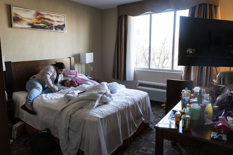 April Ibanez, 29, a její 3letá dcera Ruby, v pátek odpoledne 4. prosince 2020 v pokoji, ve kterém spolu žijí asi tři týdny v hotelu Jaslin v čínské čtvrti.