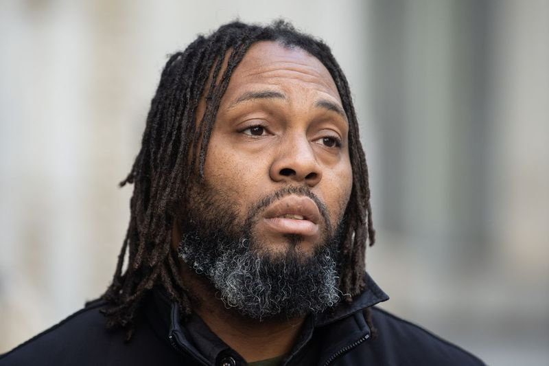 Patrick Jenkins, hijo de Michael Craig, quien fue asesinado a tiros por la policía el 4 de octubre mientras un oficial respondía a un disturbio doméstico, habla durante una conferencia de prensa afuera del Ayuntamiento en el Loop, el viernes por la tarde, 5 de noviembre de 2021, donde Michael Oppenheimer, el abogado de la familia, anunció que el oficial había sido arrestado en 2016 por cargos de agresión y enfrentaba el despido.