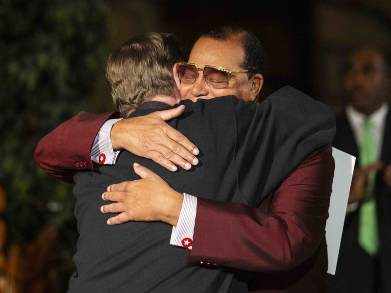 Minister Louis Farrakhan, fra Nation of Islam, omfavner pastor Michael Pfleger i St. Sabina-kirken torsdag aften den 9. maj 2019. | Ashlee Rezin/Sun-Times