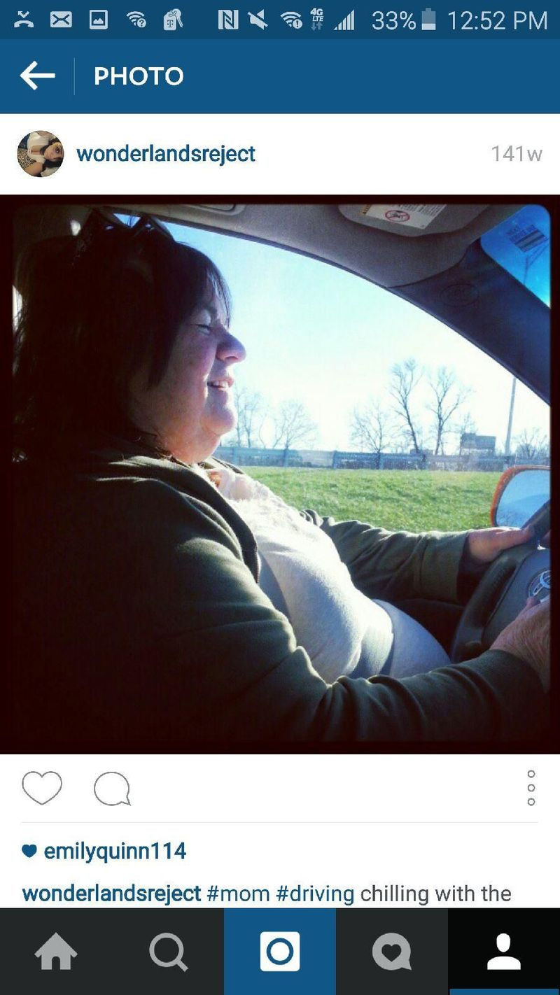 Susie Burns za volantem. (rodinná fotka)