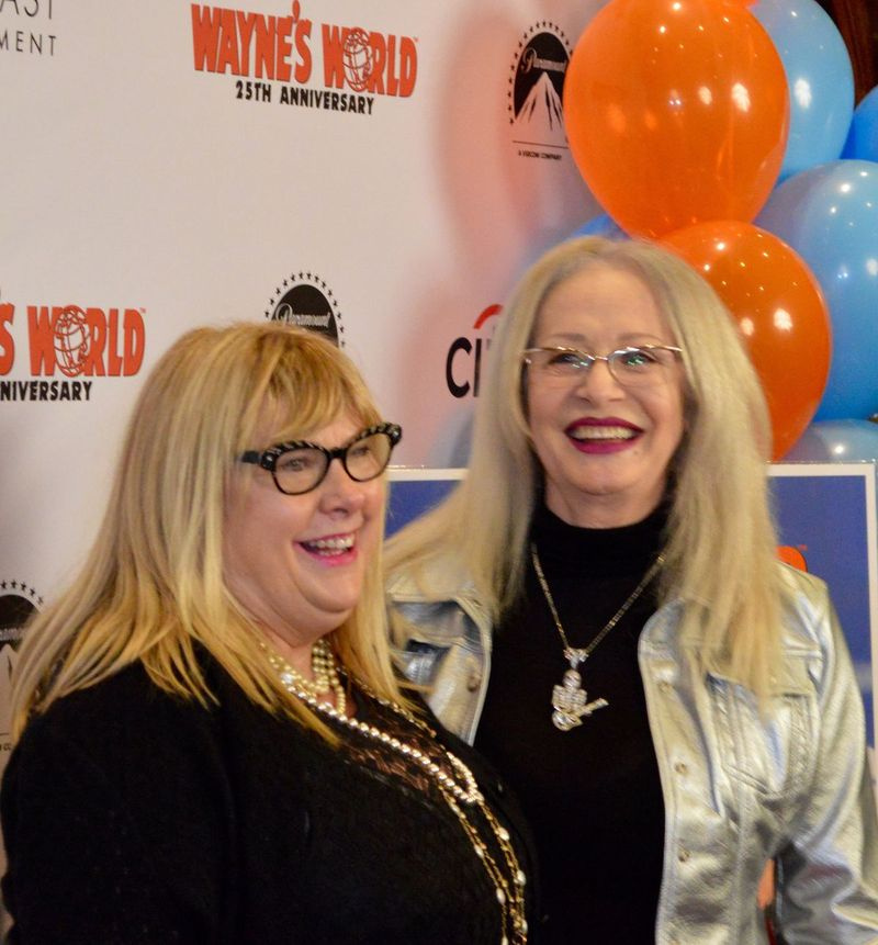 A atriz Colleen Camp de Wayne’s World (à esquerda) e a diretora Penelope Spheeris. | SELENA FRAGASSI / PARA OS TEMPOS DO SOL