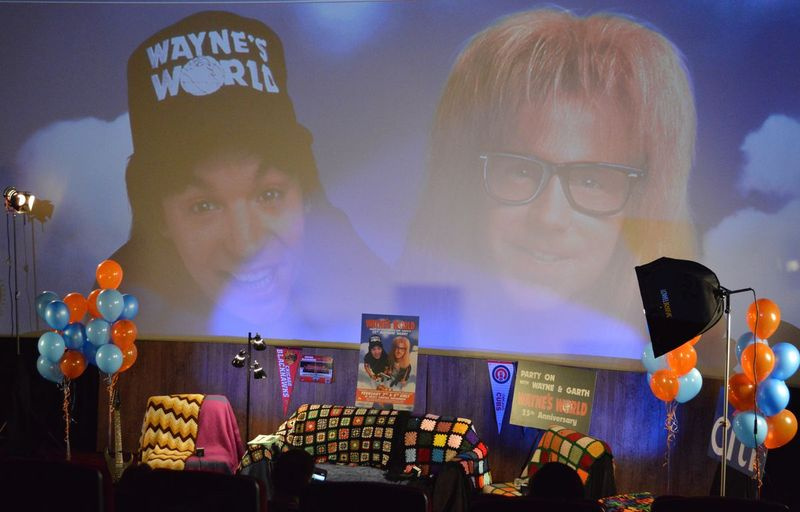 O cenário foi montado na noite de segunda-feira para um evento especial de aniversário do Wayne’s World no Pacific Theatre no The Grove em Los Angeles. | SELENA FRAGASSI / PARA OS TEMPOS DO SOL