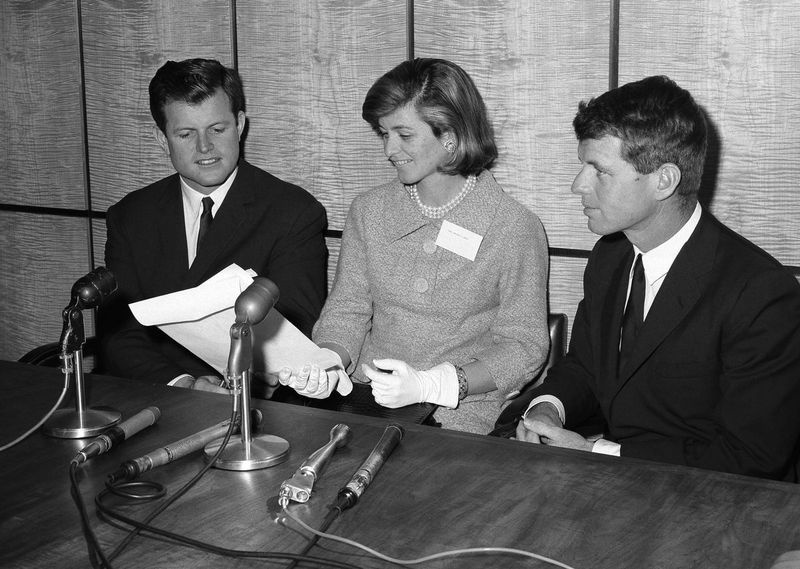 Ο γερουσιαστής Edward Kennedy (από αριστερά), ο Jean Kennedy Smith και ο Γενικός Εισαγγελέας Robert Kennedy παρουσιάζονται σε μια οργανωτική συνάντηση του John Fitzgerald Kennedy Library Fund στη Νέα Υόρκη το 1964.