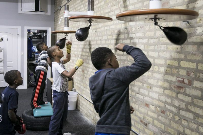As crianças aprendem a boxear no Austin Boxing Club, 5915 W. Division St., no bairro de Austin no West Side, sexta-feira, 10 de novembro de 2017. | Ashlee Rezin / Sun-Times