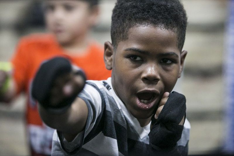 Centail Coleman, 6, estudante da Brunson Math & Science Speciality Elementary School, aprende a boxe no Austin Boxing Club, 5915 W. Division St., no bairro de Austin no West Side, sexta-feira, 10 de novembro de 2017. | Ashlee Rezin / Sun-Times