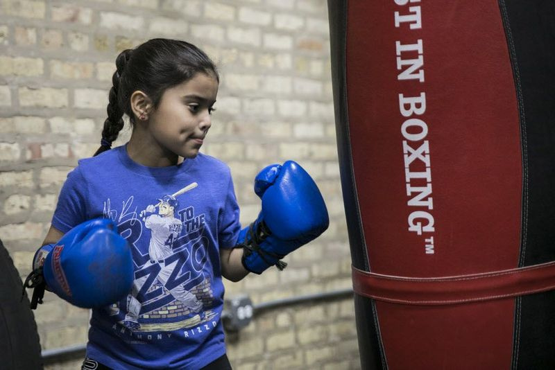 Victoria Perez, 8, aluna da Mary Lyon Elementary School, aprende boxe no Austin Boxing Club, 5915 W. Division St., no bairro de Austin no West Side, sexta-feira, 10 de novembro de 2017. | Ashlee Rezin / Sun-Times