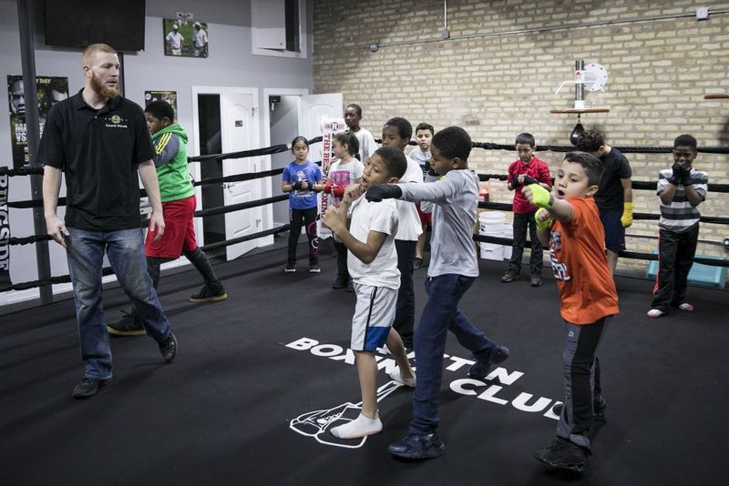 As crianças aprendem a boxear no Austin Boxing Club, 5915 W. Division St., no bairro de Austin no West Side, sexta-feira, 10 de novembro de 2017. | Ashlee Rezin / Sun-Times