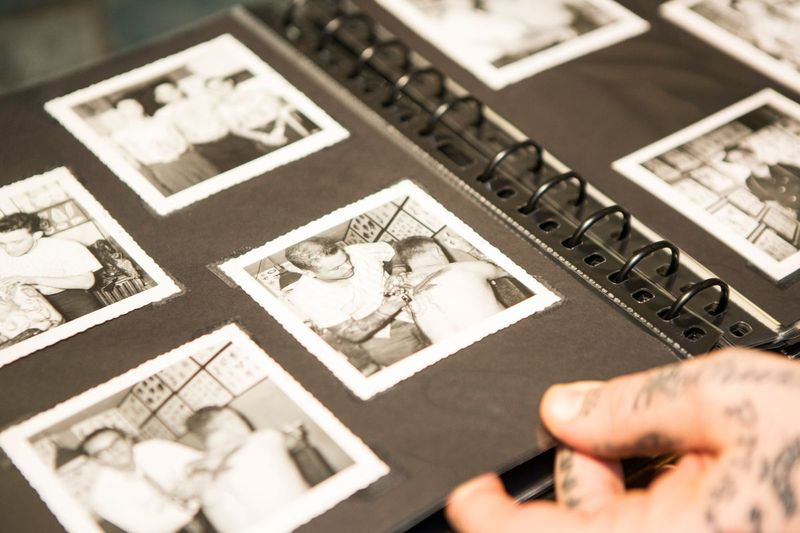 Ajaloolised fotod dokumenteerivad Chicago tätoveeringute kunstnike ja salongide algusaegu. Fotod kuuluvad Chicagos Great Lakes Tattoo Nick Colella mälestusesemete kogusse. | James Foster / Sun-Timesi meediale