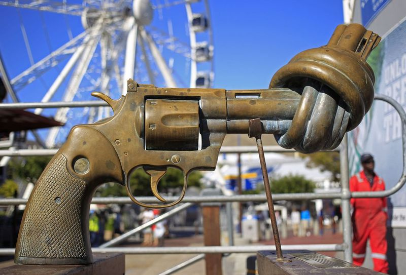 En esta foto del 26 de febrero de 2013, se muestra en Ciudad del Cabo, Sudáfrica, una escultura de Carl Fredrik Reutersward, titulada Arma anudada. Foto de archivo AP
