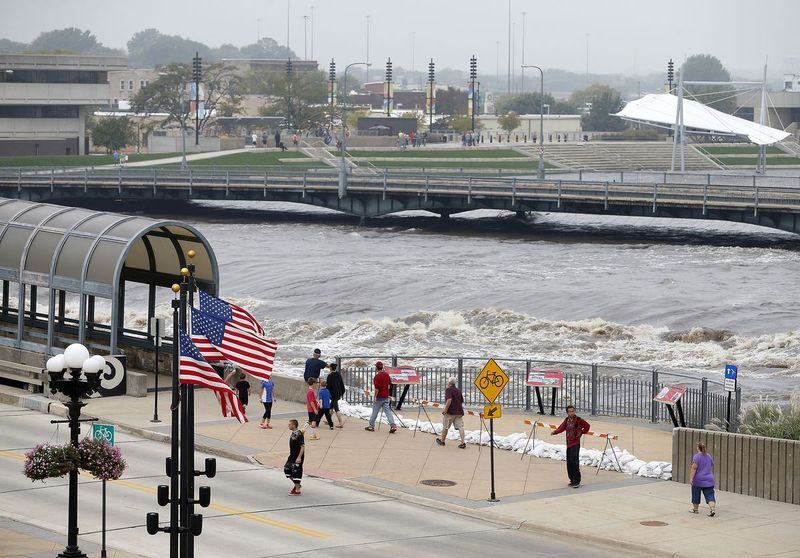 Människor ser översvämningarna på Cedar River i centrala Waterloo, Iowa, lördagen den 24 september 2016. |Brandon Pollock/The Courier via AP