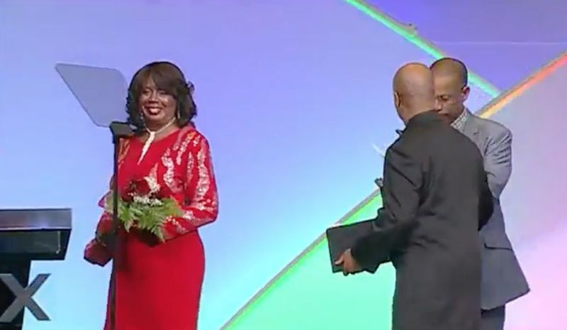 Urzędniczka sądu okręgowego hrabstwa Cook Dorothy Brown i jej mąż, Benton Cook III, wchodzą na podium podczas międzynarodowej imprezy 5LINX w San Antonio w 2015 roku. Z YouTube.