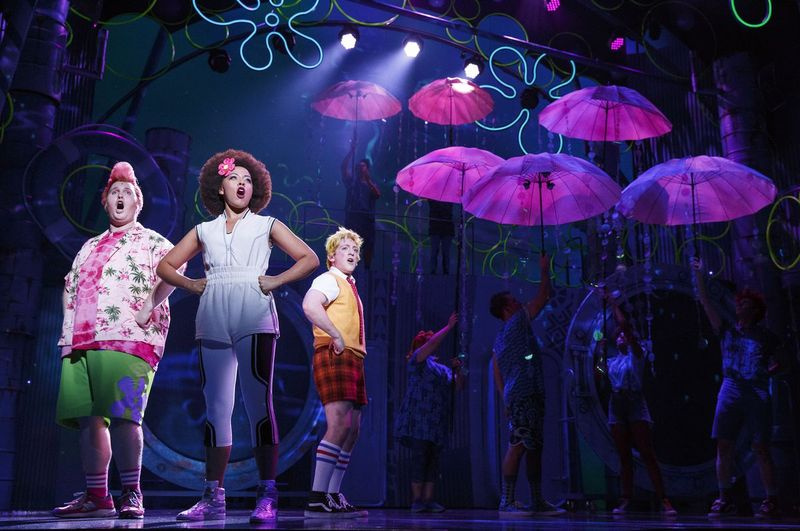 Danny Skinner (van links) speelt Patrick, met Lilli Cooper als Sandy Cheeks en Ethan Slater als SpongeBob in de wereldpremière van The SpongeBob Musical. (Foto: Joan Marcus)