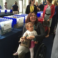 Senatorka Tammy Duckworth in njena hči Abigail. | Z dovoljenjem senatorke Tammy Duckworth