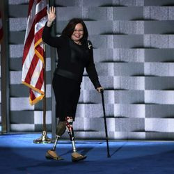 Predstavnica Tammy Duckworth na četrti dan Demokratične nacionalne konvencije v Wells Fargo Center, 28. julij 2016. | Getty Images