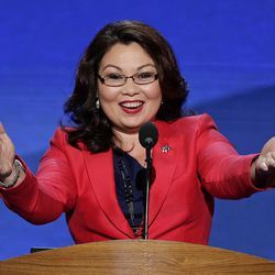 Ameriška predstavnica Tammy Duckworth, D-Ill., v torek, 4. septembra 2012, nagovori Demokratično nacionalno konvencijo v Charlotteu v Severni Karolini. (AP Photo/J. Scott Applewhite)